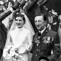 Photographie noir et blanc de deux mariés, l'homme en uniforme et la femme en robe blanche.