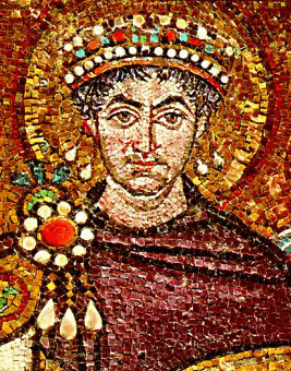 O imperador Justiniano (e a imperatriz Teodora) tem halos nos mosaicos da Basílica de São Vital, em Ravena.