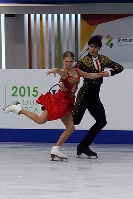 Танцоры Уивер и Поже (Канада). Позади — айдентика и логотип чемпионата