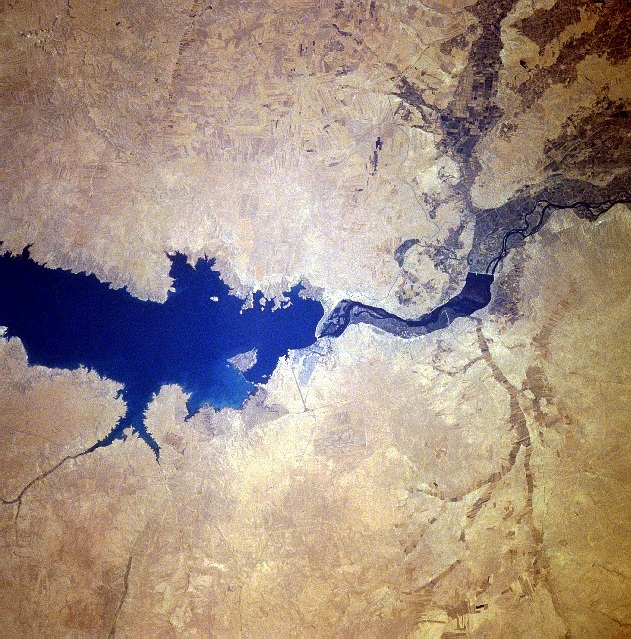 La presa de Tabqa (centre de la imatge) al riu Eufrates es va acabar de construir en 1973. És una presa de gairebé 60 metres d'alçada i 5 km de llarg. La presa conté les aigües del llac Asad (al centre esquerra de la imatge), un embassament de 80 km de llarg i 8 km d'ample. El llac Asad i la presa de Tabqa no només han proporcionat una major energia hidroelèctrica, sinó que el llac ha duplicat el regadiu de Síria. La producció de cultius no ha assolit els objectius fixats pel govern sirià a causa de diversos problemes, inclòs el subsòl poròs de guix de la regió, i perque els agricultors no se sentent atrets per aquesta zona poc poblada i prefereixen zones urbanes o zones agrícoles més concorregudes a altres parts del país. A més, els nivells d'aigua dins del llac Asad són molt baixos, principalment per la construcció de les preses Keban i Atatürk a Turquia, que han reduït el cabal d'aigua del riu Eufrates a Síria