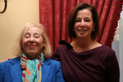 Rosabeth Moss Kanter (oik.) Susan Solomontin kanssa vuonna 2010.