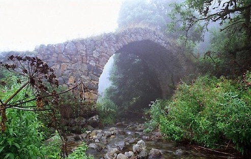 միջնադարյան կամուրջ