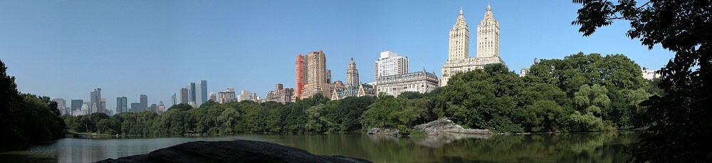 A Central Park nyugati oldala 2004-ben, háttérben - jobbról balra - többek között a San Remo apartmanház és a Dakota-ház