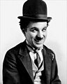 Charles Chaplin usando su típico y clásico bombín mientras interpreta a su personaje Charlot el vagabundo.