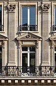 Пилястры здания на авеню Опера[фр.] (Париж)