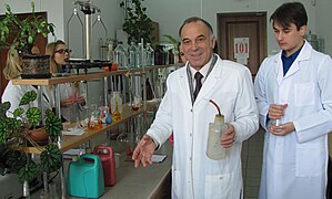 Дослідження зі студентами якості води в гідрохімічній лабораторії, 2011 р.