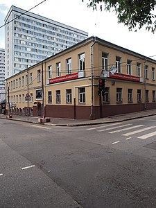 На углу Госпитального переулка (слева) и Малой Почтовой улицы (справа). Бывшие корпуса ткацкой фабрики Кондрашовых