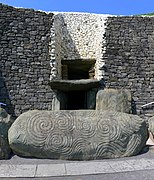 Le passage d'entrée de Newgrange et la pierre d'entrée