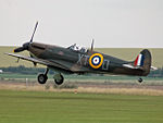 Egy Spitfire Mk IIA a 2005-ös Angliai csata emlékrepülésen (BBMF - Battle of Britain Memorial Flight)
