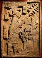 Lintel 24 do sítio maia de Yaxchilan. Retrata um ritual de sangria realizado por Lady Xoc