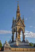 Monumento conmemorativo de época victoriana: Albert Memorial. En su compleja composición escultórica se incluyen elementos decorativos, retratos individuales y de grupo, alegorías, etc.