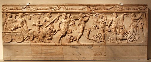 Dionüszosz és Ariadné tigrisek vagy párducok húzta szekéren, a kíséretük előttük táncol, dombormű 110 - 130 körül