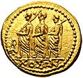 Златна монета от Дакия изобразяваща консул и двама ликтори