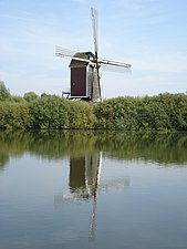 De Maasmolen met zijn spiegelbeeld.