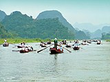 Peziarah pagoda di Sungai Yến