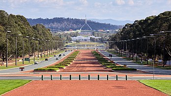 L'ANZAC Parade, vue du mémorial australien de la guerre, avec l'ancien et le nouveau parlement en arrière-plan, à Canberra. (définition réelle 4 697 × 2 642)