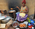 Confection de beignets aux haricots au Cameroun.