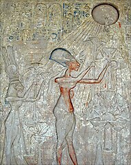 Faarao Akhenaten kuvattiin muuta perhettään isompana asemansa tähden