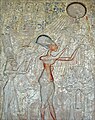 faraono Aĥnaton kaj lia familio adoras la dion Atono