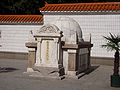 Grabmal im Märtyrerfriedhof von Shijiazhuang (das eigentliche Grab Bethunes befindet sich auf dem North China Martyrs Memorial Cemetery in der Provinz Hebei)