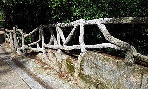 Parc Montsouris : une balustrade en ciment imitant des branchages Agnès Varda : « J'aime beaucoup cette imitation de nature en pleine nature. »[1]