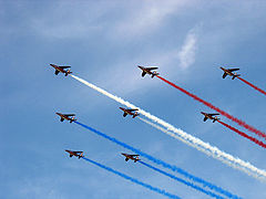 La patrouille de France en formation « diamant » avant les tonneaux simultanés.