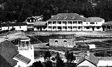 Lugo Adobe lining the eastern edge of Los Angeles Plaza. The street in front of the adobe was part of Los Angeles St. starting in the 1880s.