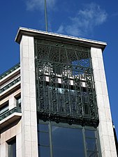 La partie supérieure de la façade du magasin 3, à l'angle de la rue du Pont-Neuf et de la rue Boucher.