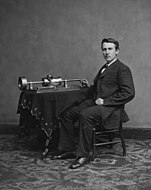 תצלום של אדיסון עם הפונוגרף שלו. צולם בשנת 1877