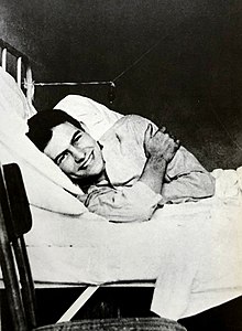 헤밍웨이가 웃는 얼굴로 침대에 누워있다. 1918년 이탈리아 밀라노 미국 적십자 병원에서의 헤밍웨이.