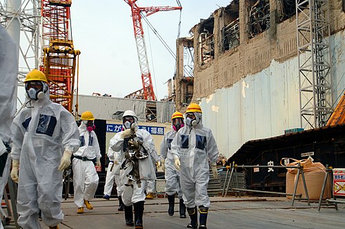 IAEA-deskundiges by die Fukushima-Daiichi-kernaanleg, Japan, 2013.