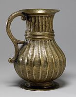 Brocca, XV secolo, bronzo dorato con intarsi in argento, probabilmente progettata per il mercato europeo.