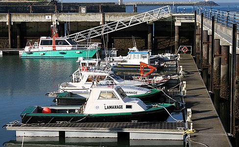 Bateaux de lamanage dans le port de La Rochelle.