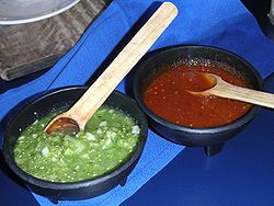 Dva druhy mexické salsy, vlevo salsa verde