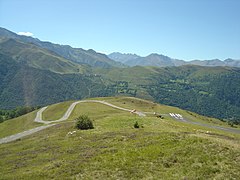 Vue plus bas sur le final de l'ascension de Peyragudes par la D619 et également à droite sur la piste de l'altiport (empruntée sur le Tour de France 2017).