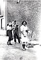 Lismonde peignant en compagnie des peintres Rachel De Bièvre et, à l'avant plan, Goda Isgour, sœur de l'architecte Isia Isgour, à Dilbeek, le 20 août 1932 (photo Léon van Dievoet).