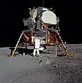 Aldrin fjerner seismometre fra månelandingsfartøjet