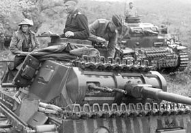 Танки Panzerkampfagen III aus B дивизии с пленным новозеландцем, Греция, 1941