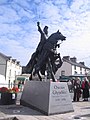 Owain Glyndŵr buruzagiaren estatua.
