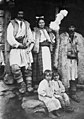 Семья из села Мерия (жудец Хунедоара). Фотография Александру Белулеску, 1911 год.