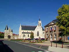 La mairie, l'église et la porte fortifiée