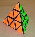 Atypický tvar Rubikovy kostky, zvaný Pyraminx, ve složené podobě