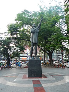 Plaza San Lorenzo Ruiz is named after Lorenzo Ruiz, whose statue stands at the middle of the square.