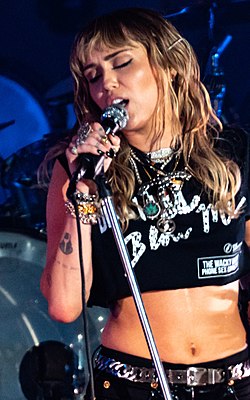 Miley Cyrus esiintymässä vuonna 2019.