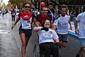 مساعدت دوندگان مسابقه ماراتن استانبول به یکی از شرکت‌کنندگان معلول
