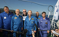Премьер-министр Владимир Путин (в центре) вместе с акванавтами после погружения на дно озера Байкал (2009)
