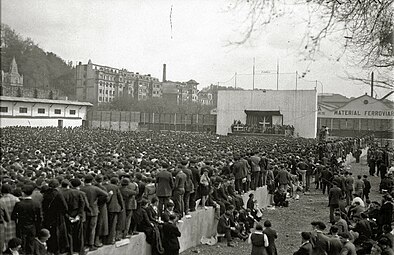 1933ko Aberri Eguneko ekitaldia, Atotxa zelaian (Donostia). Urrutian ikurrina ageri da.