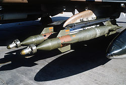 Az USAF egyik F–4E gépére felfüggesztett két GBU–12 1982-ben