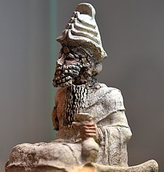 Статуя на Еа, акадският бог (шумерският бог Енки) на водата. Еа е на трона и държи чаша в лявата си ръка, дясната е изгубена във времето. Той е придружен от две същества (наполовина хора и наполовина риби), легнали в основата на трона (не е показано тук). Конфискуван през 1990 г.; незаконно изкопани от грабители. Вероятно от Насирия, Южен Ирак. Старо-вавилонски период, 2004-1595 г. пр.н.е. Изложен в Музея на Ирак в Багдад
