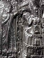 König Harald Blauzahn lässt sich taufen (Relief am Taufbecken der Tamdrup Kirke)